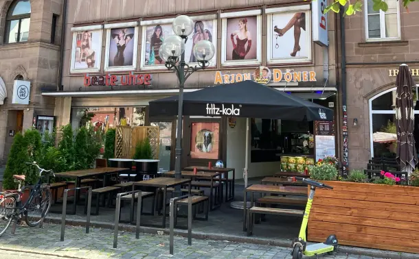 Beide Läden nebeneinander in belebter Straße