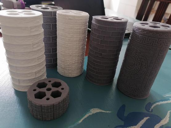 Foto von 5 großen und einem kleinen Texturroller aus dem 3D Drucker. Man kann sie über Ton rollen und sie hinterlassen ein Relief. Habe Holzplanken, Fliesen, eine Ziegelwand und Mosaikboden im griechischen Stil. Der kleine Roller sind auch Fliesen.