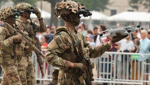Un soldat de camuflatge, amb un dron a la mà (Reuters/ Jonathan Ernst)