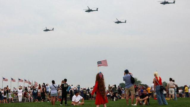 Helicòpters militars sobrevolant el National Mall de Washington (Reuters/Evelyn Hockstein)
