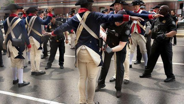 El servei secret escorcolla un grup de soldats de l'exèrcit nord-americà que desfilaven vestits amb uniformes històrics (Reuters/Jonathan Ernst)