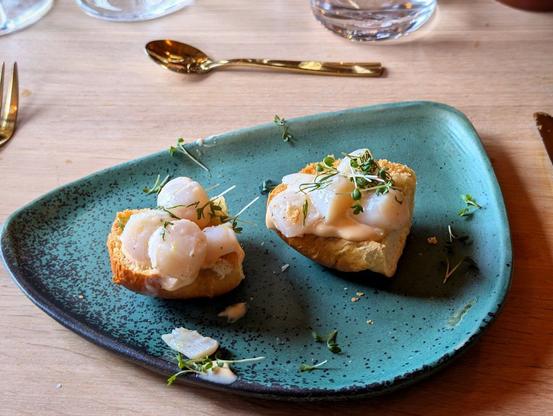Bread with chili mayo and multiple pieces of Queen Scallops