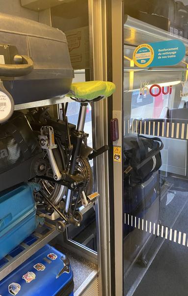 Quite an old TGV with little luggage racks, but my brompton always fits 😂