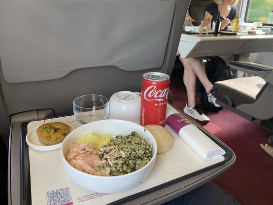In class „H“ (which you’ll get with a first class global pass) you are treated with food, hot and cold beverages and even wines (bio)