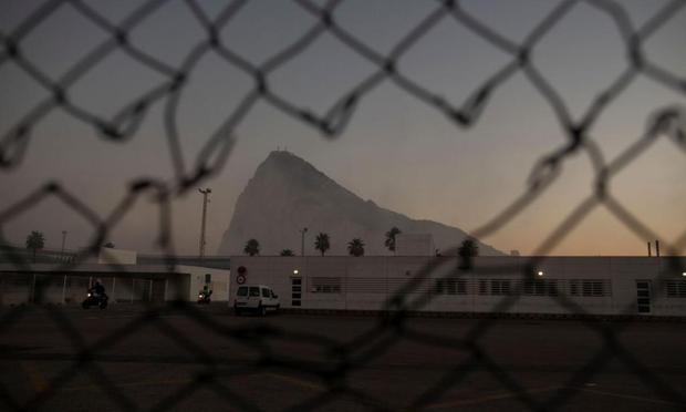Una barrera rota con Gibraltar al fondo, metáfora del acuerdo firmado este 11 de junio (Pablo Blazquez Dominguez vía Getty Images)