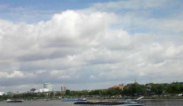 Foto vom Rhein mit bewoelktem Himmel.
