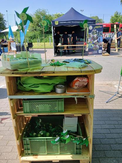 Promotion Theke hinten, Ablagebereich mit Kästen und Promo Material.