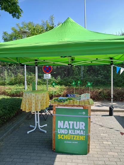 Promotion Theke aus Abfallholz von vorne.
Hier bei einem Stand der Grünen in Altenholz.