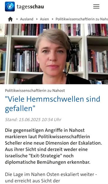 The image is a screenshot from a Tagesschau news segment. It features a political scientist with short, grey-blonde hair wearing a headset, seated in front of a bookshelf—symbolizing academic authority. The headline reads: “Many inhibitions have fallen”—a disturbing statement in the context of the escalating conflict in the Middle East. Below it, the text explains that, according to the expert, there is currently neither an Israeli exit strategy nor any visible diplomatic efforts. The image conveys a serious and contemplative tone, reflecting the intellectual struggle to make sense of a world spinning out of control.🖖
