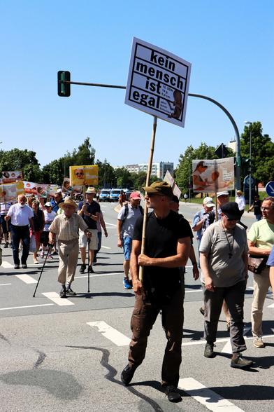 Ein Teilnehmer des Schweigemarschs in Annaberg Buchholz trug ein Schild mit dem Aufdruck "kein Mensch ist egal" ebenso stand Recht klein auf dem Schild "12. SSW / 14g / 5,4 cm / gähnt - lächelt - Schluckauf".