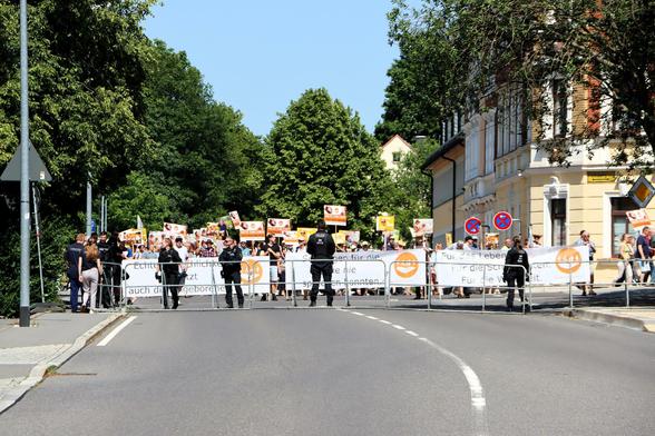 Die Polizei gitterte die Kontaktstelle der beiden Demonstrationen ab.