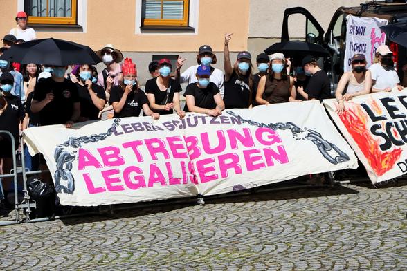 Am Ort der Abschlusskundgebung des Schweigemarschs fand auch eine Zwischenkundgebung der feministischen Demonstration statt. Es wurden Transparente gezeigt auf denen stand "Leben schützen - Abtreibung legalisieren".