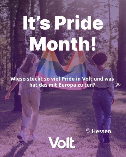 Das Bild zeigt zwei Menschen in Rückenansicht, die durch einen Wald gehen und dabei eine Regenbogenflagge hochhalten. Davor steht:
It's Pride Month!
Wieso steckt so viel Pride in Volt und was hat das mit Europa zu tun?
Volt
Auf den zweiten Blick sieht man noch einen Markierungspfeil und daneben das Wort Hessen.