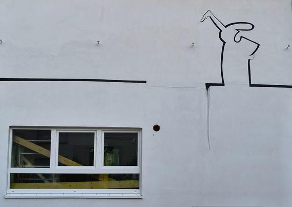 Eine weiße Hauswand. Unten links ein Fenster, bestehend aus drei Teilen. Rechts oben eine Linea-Figur, die wütend auf eine Lücke und der Linie vor ihm deutet.