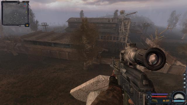 Screenshot aus Stalker Clear Sky. Der Protagonist steht mit einer AK47 zzgl. Zielfernrohr auf einer Anhöhe mit Blick auf ein Banditencamp. Es ist ein trüber Nachmittag. Das Camp ist mit einer Mauer verstärkt und es sind ziemlich tot aussehende Bäume darum verteilt.