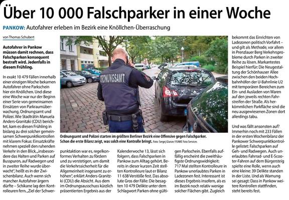 Artikel aus der Berliner Woche:

Über 10 000 Falschparker in einer Woche PANKOW: Autofahrer erleben im Bezirk eine Knöllchen-Überraschung

In exakt 10 479 Fällen innerhalb einer einzigen Woche bekamen Autofahrer ohne Parkschein hier ein Knöllchen. Und diese eine Woche war nur der Beginn einer Serie von gemeinsamen Einsätzen von Parkraumüberwachung, Ordnungsamt und Polizei. Wie Stadträtin Manuela Anders-Granitzki (CDU) berichtet, kam es diesen Frühling in bislang zu drei solcher gemeinsamen Schwerpunktkontrollen mit klarem Fokus: Einsatzkräfte nehmen speziell den ruhenden Verkehr in den Blick, „insbesondere das Halten und Parken auf Busspuren, auf Radwegen und in zweiter Reihe wurde überwacht“, heißt es in der Zwischenbilanz. Auch wenn sich mancher Autofahrer ärgern dürfte – Schikane lag den Kontrolleuren fern. „Ziel der Schwerpunktaktion war es, regelkonformes Verhalten zu fördern und zu verstetigen, um damit die Verkehrssicherheit für die Allgemeinheit insgesamt zu erhöhen“, erklärt Anders-Granitzki (CDU) die Absicht. Aus dem im Ordnungsausschuss kürzlich präsentierten Ergebnis aus der Kalenderwoche 13, lässt sich folgern, dass Falschparken in Pankow zum Alltag gehört. Bereits in dieser kurzen Zeit stellten Kontrolleure laut er Bilanz 11 638 Verstöße fest. Das absolute Gros der Fälle: Die besagten 10 479 Delikte unter dem Schlagwort Parken ohne gültigen Parkschein.  

[Text zu lang]

https://emag.berliner-woche.de/titles/berlinerwochenblatt/14478/publications/1624/pages/1