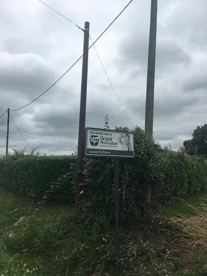 Au bord d’une route, un panneau touristique nous conseille de ne jamais quitter (le grand) Montauban