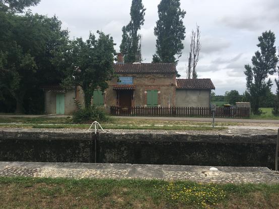 Au bord du Canal Latéral à la Garonne, une maison d’écluser.