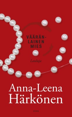 Vääränlainen mies -kirjan kansi on punainen ja siinä on helminauha ja irtohelmiä.