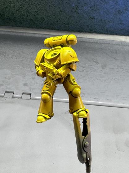 The space marine body for the Brazilian Miku scheme. The shadow areas were sprayed with pink beforehand. After that followed a coat of yellow ink.