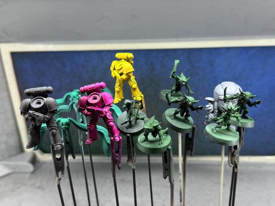 All the minis that were airbrushed last night. The three space marine Mikus, a Zelda and the whole bunch of HeroQuest Goblins.