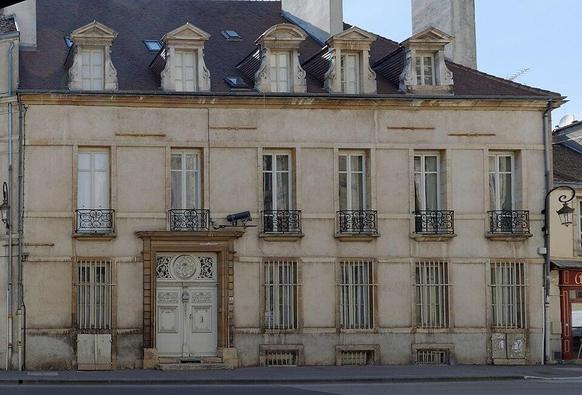 Maison à #Dijon (#CôteDOr) Porte monumentale sur rue avec ses vantaux : inscription par arrêté du 29 septembre 1928.
Suite 👉 https://monumentum.fr/monument-historique/pa00112413/dijon-maison
#Patrimoine #MonumentHistorique
Photo CC-BY-SA 4.0 : François de Dijon