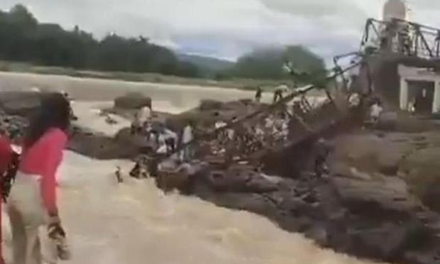 Captura de pantalla del video donde se aprecia el colapso de la estructura (X: @RShivshankar)