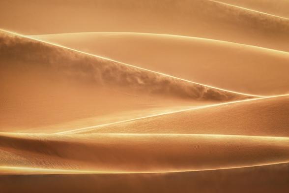 <a href="http://www.danielvgphoto.com" rel="noreferrer nofollow">www.danielvgphoto.com</a>

In the Moroccan desert, the sunrise 🌅 transforms the sand into liquid silk. The dunes fold and unfold as if they were waves frozen in time, soft lines that caress the horizon and draw a millenary choreography.

We were in this Moroccan desert for 2 nights and 3 days, and they gave us a lot of time. In the afternoon the wind picked up and the show was brutal ️, although also a bit uncomfortable for the equipment and to photograph it: the sand got in everywhere, without asking permission. Even my camera was damaged, but still, it was a brutal and unforgettable experience.

Erg Chegaga - where the world is summed up in light ☀️, sand ️ and eternal silence .

Translated with DeepL.com (free version)