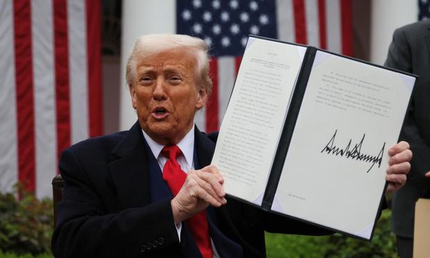Donald Trump, con la orden ejecutiva por la que impone nuevos aranceles mundiales, en la Rosaleda de la Casa Blanca, el 2 de abril de 2025. (Leah Millis / Reuters)