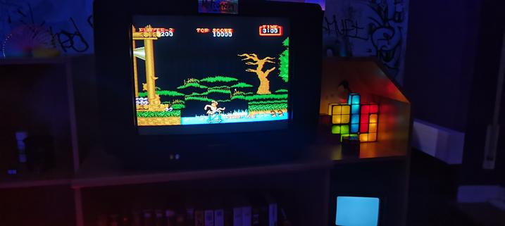 Foto eines Fernsehers, auf dem ein Videospiel Charakter gerade ins Wasser und somit ins digitale Ableben springt