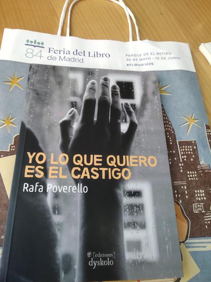 Portada del libro de Rafa. Una mano alzada y una casa detrás