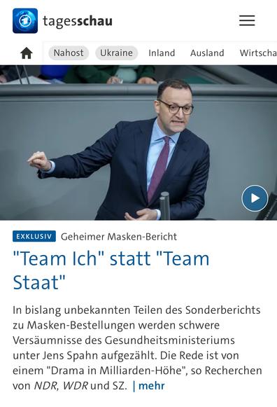 Zu sehen ist ein Politiker in einem blauen Anzug mit roter Krawatte – energisch gestikulierend an einem Rednerpult im Bundestag. Die Szene wirkt angespannt, fast anklagend. Der Titel des Artikels lautet: „Team Ich“ statt „Team Staat“ – ein Zitat aus einem geheimen Bericht zu maskenbezogenen Milliarden-Versäumnissen im Gesundheitsministerium unter Jens Spahn.
Die Körpersprache des Politikers signalisiert Verteidigung oder Rechtfertigung – während im Hintergrund die Maschinerie des Staates scheinbar gleichgültig weiterläuft. Das Bild steht symbolisch für ein System, in dem persönliche Interessen und Loyalität gegenüber der eigenen Karriere über das Gemeinwohl gestellt werden.

⸻

📷 Image description (English):

The image shows a politician in a dark blue suit and red tie, speaking energetically at a lectern in the German Bundestag. His gestures are assertive, almost defensive. The article headline reads: “Team Me” instead of “Team State” – quoting a secret report on billion-euro failings in the Health Ministry under Jens Spahn during the pandemic mask deals.
His body language reflects tension, perhaps justification – while the machinery of state in the background continues undisturbed. This scene symbolizes a system where personal ambition and self-interest increasingly outweigh public responsibility.🖖
