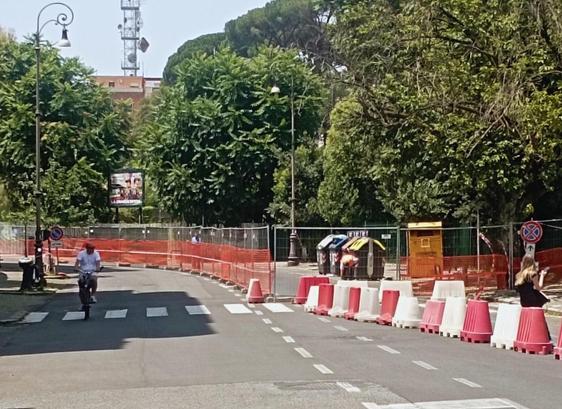 🚲 GRAB, partiti i lavori ai Parioli

Sono iniziati i lavori per il Grande Raccordo Anulare delle Bici anche in zona Parioli. Il tracciato complessivo sarà lungo circa 50 km e collegherà diversi quartieri della città.

Quello in corso è il lotto 5 dei 6 previsti, e l’anello ciclabile dovrebbe essere completato entro fine 2026.

💰 L’investimento è di 16,2 milioni di euro, interamente coperti dal MIT come parte delle ciclabili di rilevanza nazionale. L’opera è inserita tra quelle urgenti per il Giubileo.

🔗 Approfondimento