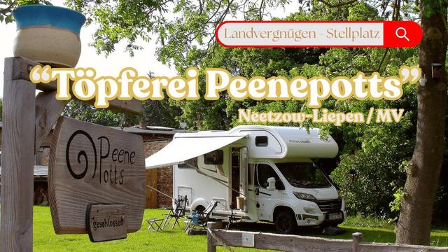Bild eines Wohnmobils neben einem Holzschild "Töpferei Peenepotts". Thumbnail eines Videos - Titel " Landvergnügen Stellplatz Töpferei Peenepotts"