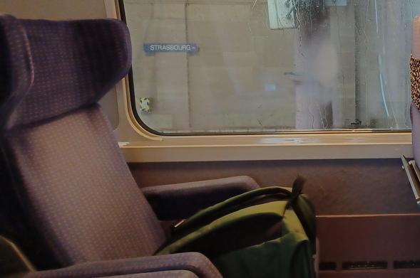 Panneau de la gare de strasbourg depuis le train