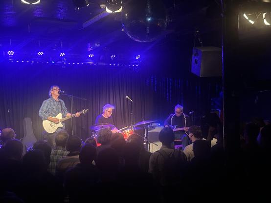 Mike Baggetta - guitars, lead vocals
Stephen Hodges - drums, vocals
Mike Watt - Bass, vocals
Live on stage at Lexington