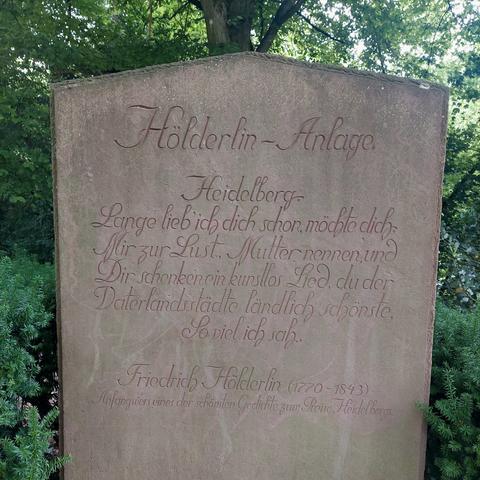 Gedenkstein mit der Aufschrift: 

"Hölderlin-Anlage

Lange lieb ich dich schon, möchte dich, mir zur Lust, Mutter nennen, und dir schenken ein kunstlos Lied, du der Vaterlandsstädte ländlich schönste, so viel ich sah.

Friedrich Hölderlin (1740 - 1843) 
Anfangsvers einer schönsten Gedichte zum Preise Heidelbergs"