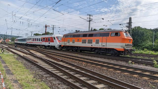 Gleicher Steuerwagen am Pendelzug wie vorhin, diesmal mit orange-beiger 218-137-8