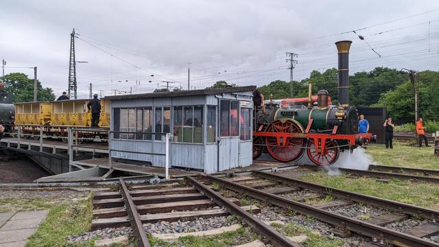 Der Dampfzug Adler inkl. der gelben Sitzwagen verlässt die Drehscheibe
