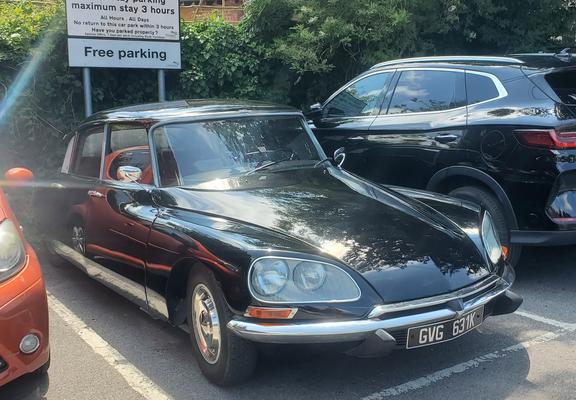 Picture of a black Citroen ds in very good condition