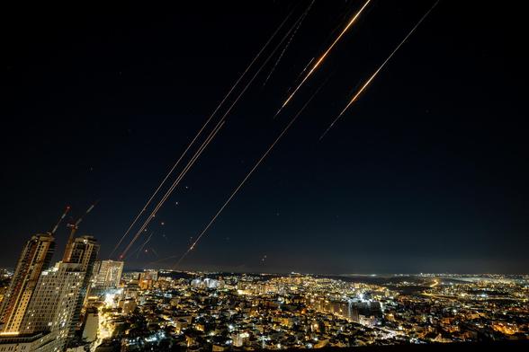 Abfang eines iranischen Raketenangriffs auf Israel, gesehen von Jerusalem aus, 15. Juni 2025. (Chaim Goldberg/Flash90