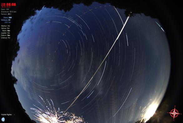 Allsky Nachtaufnahme mit einigen Sternspuren und Feuerwerk in unmittelbarer Nähe.