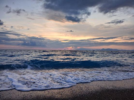Coucher de soleil sur la mer avec, au fond, les reliefs turcs.