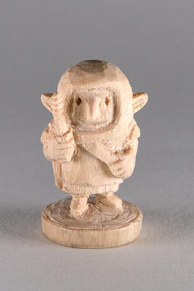 Frontansicht einer aus Holz geschnitzten Goblin-Miniatur.