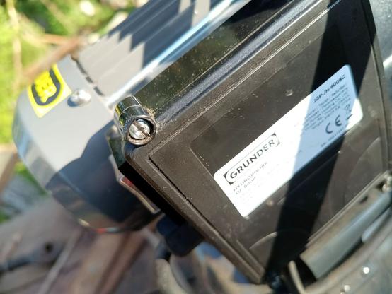 Same screw and lid as before, but the newly slotted screw is installed, with great ease.