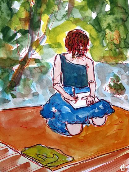 Aquarellierte Finelinerzeichnung. Eine Person in langem blauen Rock und dunklem halbschulterfreiem Top kniet zeichnend auf einer Decke, dahinter Bäume im Fluss.