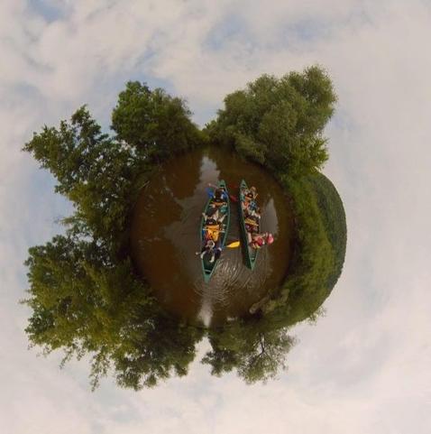 Zwei Kanus mit Menschen von Oben mit einer 360°Kamera aufgenommen.