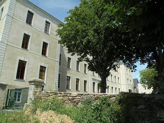Ancien couvent des Calvairiennes à #Redon (#IlleEtVilaine) Fondé en 1629 par les Dames prieures et réligieuses bénédictines du dit Calvaire de Redon, ce couvent comprend quatre corps de bâtiment fermant un cloî...
Suite 👉 https://monumentum.fr/monument-historique/pa00090665/redon-ancien-couvent-des-calvairiennes
#Patrimoine #MonumentHistorique
Photo CC-BY-SA 4.0 : Pymouss