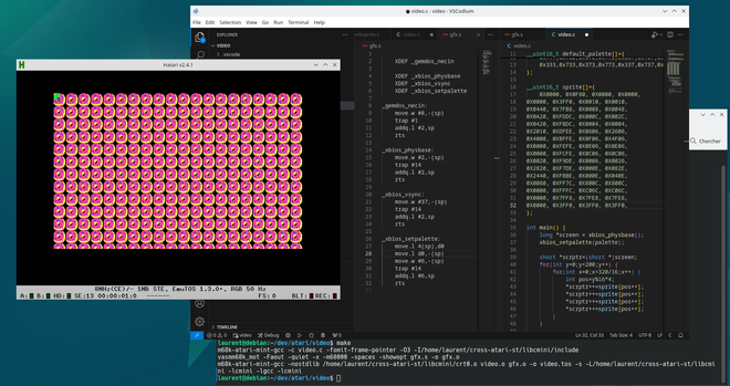 Une copie d'écran de Linux Debian, avec l'émulateur Hatari qui affiche un pavage de donuts roses, un VSCodium qui montre un morceau de code en assembleur 68K et en C, et en dessous un terminal avec le makefile pour construire l'exécutable depuis le PC