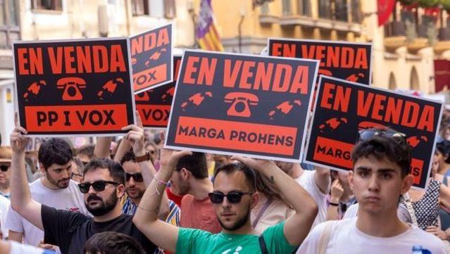 La protesta ha transcorregut amb crits contra les plataformes d'apartaments turístics i contra el govern a les Illes (EFE/Cati Cladera)